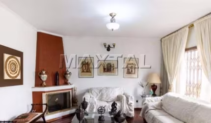 Casa térrea no Parque Novo Mundo. Com 5 suítes, 4 vagas de garagem, lareira e edícula.