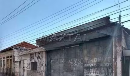 Galpão com 300m², medindo 10x30, localizado na travessa da Avenida Guapira. Térreo e Subsolo.