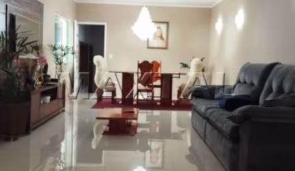 Sobrado na Parada Inglesa com 3 Suítes, 4 vagas de garagem e piscina, próximo ao metrô.