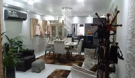 Casa espaçosa à venda com 3 quartos, sendo 1 suíte, e 5 banheiros no total.