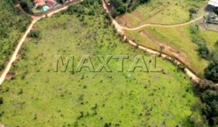 Terreno de 14.022m², área mista para condomínios ou galpão industrial em Atibaia.