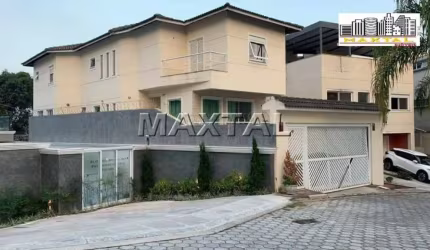 Sobrado com 311m², 4 suítes, 6 banheiros, , 4 vagas, condomínio fechado no Tucuruvi.