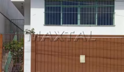 Sobrado com 240 m², 3 dormitórios, e 4 vagas de garagem, sala de estar e 2 banheiros.