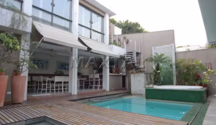 Casa no Jardim São Bento, de 580 m². Com 2 salas, 5 suítes e  5 vagas de garagem.