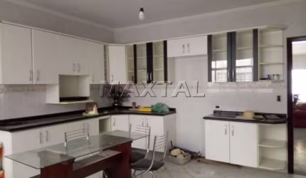 Casa de 270m² com 3 dormitórios, 1 suíte, sala, cozinha, lavanderia possui uma edícula e 5 vagas.