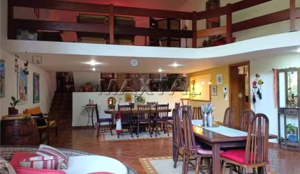 Casa na Região do Horto Florestal  com 750m², com 2 dormitórios, 2 suítes, 4 banheiros e 5 vagas.