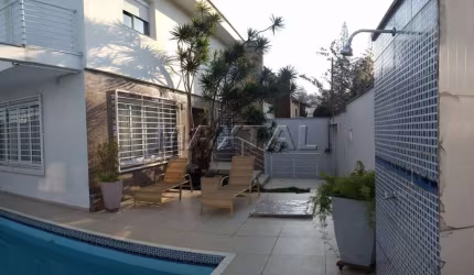 Sobrado com 4 quartos, sendo 1 suíte, 4 vagas, escritório, piscina com 297m².