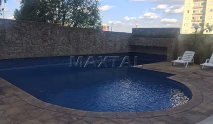 Apartamento à venda com 3 dormitórios, sendo 1 suíte, sacada e 2 vagas de garagem.