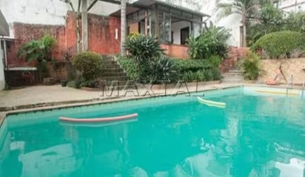 Casa térrea com piscina no Tremembé, com 3 dormitórios, sala 2 ambientes, lareira e quintal.