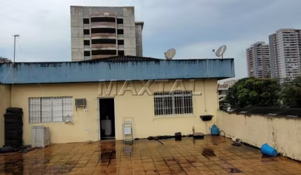 Galpão à venda no bairro da Barra Funda, 1250m²,  3 salas, escritório e 60 vagas de garagem.