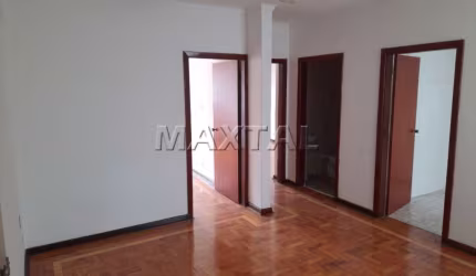 Apartamento em Santana, 70m², com 2 dormitórios, sala, cozinha e 2 banheiros.