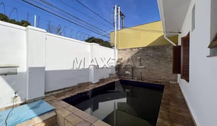 Casa à venda, na Vila Guilherme, com 163m², 2 quartos, 1 suíte, piscina e 6 vagas de garagem.