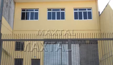 Galpão à venda na Avenida do Estado, de 500m². Com 3 vagas de garagem e 4 salas. Com renda.