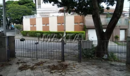 Sobrado à venda na Água Fria com 3 dormitórios, 2 salas e 4 vagas de garagem.