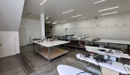 Galpão para locação em Santana com 188m², vão livre e 2 banheiros. Próximo ao metrô.