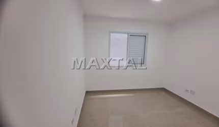 Apartamento com um dormitório, sala, cozinha , banheiro e claraboia.