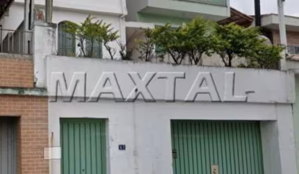 Casa com dois quartos, sala para dois ambientes, dois banheiros, cozinha, edícula e vaga.