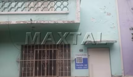 Casa à venda no Bairro do Bom Retiro, com três quartos, um banheiro eDependência de Empregada.