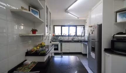 Apartamento de127 m², com 3  dormitórios,  uma suíte e 3 vagas de garagem.