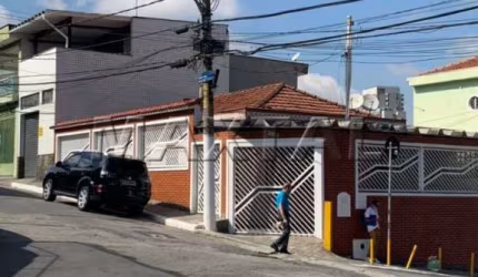 Casa 220m², 3 dormitórios, 2 suítes, sala ampla, 2 vagas em rua tranquila.