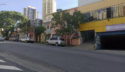 Salão comercial térreo para locação no Jardim São Paulo de 300m², com escritório e 2 banheiros.