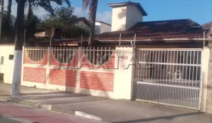 Casa à venda em Bertioga na Rua Oswaldo Cruz,  à 700 metros da praia,  com 3 suítes e 4 vagas.