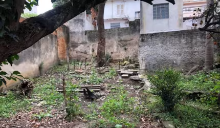 Terreno com uma casa antiga, com 10 metros de frente e 56,45 metros de frente aos fundos.
