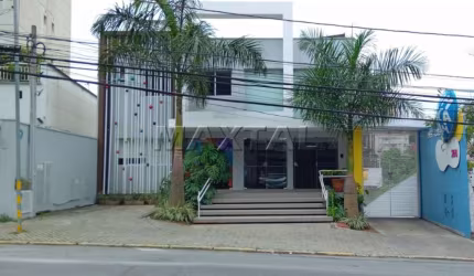 Sala comercial nova primeira locação, 1 sala de 27m², 1 banheiro, elevador e 1 vaga de garagem.
