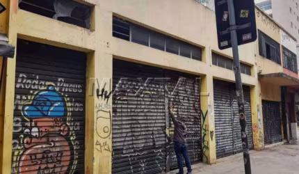 Loja no Centro da cidade para locação, com 250m² e 3 banheiros, em avenida movimentada.