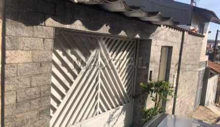 Terreno na Parada Inglesa com 3 Casas com 1 dormitório, 1 sala, 1 cozinha e 3 vagas.