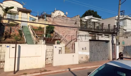 Terreno de 800m² situado em uma rua comercial na Água Fria possui 3 entradas, 5 casas, 2 vagas.