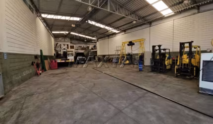 Galpão 500m², pé direito alto, escritório, depósito e fica próximo a Rodovia Presidente Dutra