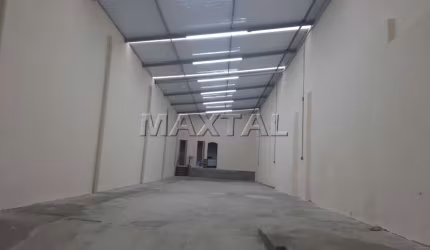 Galpão com  460m², piso superior e inferior, com banheiro, possuindo um galpão em baixo separado.