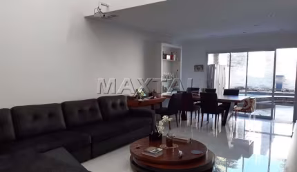 Casa em Condominio de 365m². com 4 dormitórios, 2 suítes e 3 vagas de garagem.