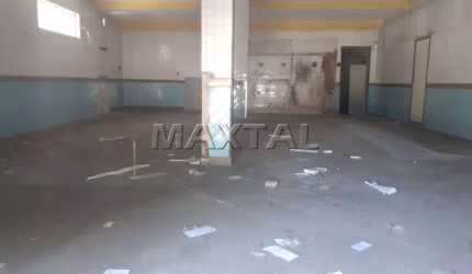 Loja de esquina para locação, com 15 metros de fachada, porta de aço e 2 vagas.