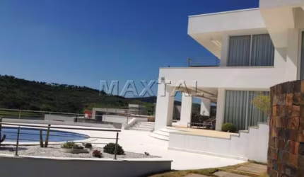 Casa alto padrão de  608m², 4 suítes, 12 vagas, piscina, pé direito alto e Porteira fechada.