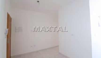 Apartamento em prédio novo, com um dormitório, cozinha e área de serviço conjugadas.