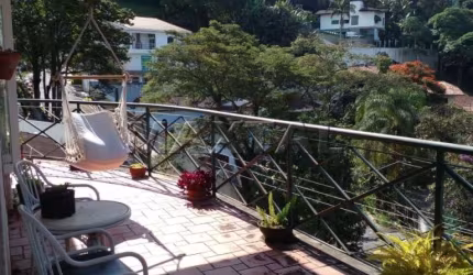 Casa em Condomínio Fechado com 4 dormitórios, sendo 3 suítes, 3 salas, , copa , cozinha e 3 vagas.