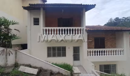 Casa com 230m², 3 dormitórios, closet, 2 vagas, quintal com churrasqueira, próximo à Av. Cantareira.
