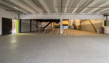 Galpão comercial com 2.000m², altura de 5m, 2 mezaninos, escritórios, copa cozinha e banheiros.