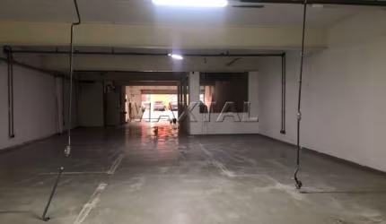 Prédio comercial, 3 andares, 1.500m², 20 salas, 15 banheiros, portão automático em Santana.