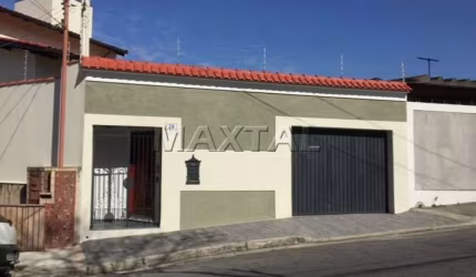 Casa de 3 dormitórios na Vila Guilherme com armários, piso em madeira, armários na cozinha e vagas.