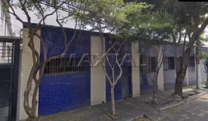 Galpão comercial para locação no Jardim São Paulo, de 1100m² de área útil, 4 salas e 5 vagas.