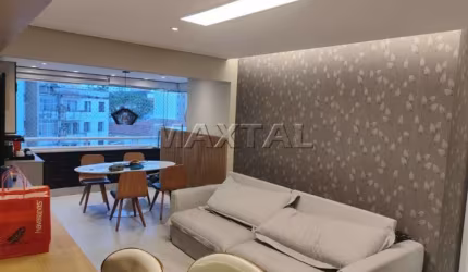 Apartamento de 77m², 2 quartos, 1 sala com sacada com churrasqueira e cozinha com armário.,