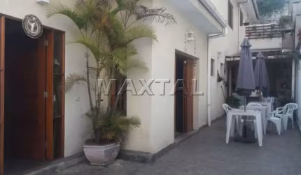 Casa à venda com  3 dormitórios, 3 suítes, 3 banheiros, 3 salas, 4 vagas. De 330m².