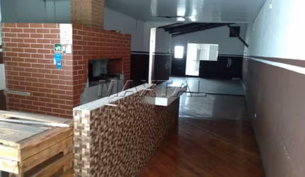 Salão comercial na Santa Teresinha, de 100m². Com 3 banheiros, para locação.