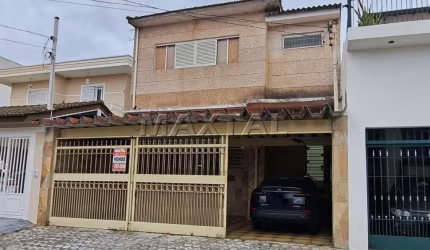 Sobrado à venda no Jardim Tremembé com 4 dormitórios, 2 banheiros, edícula e 3 vagas.
