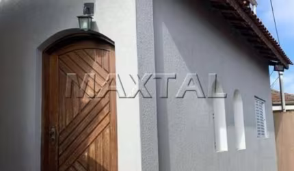 Casa de vila, com área gourmet no piso superior, 2 dormitórios, sala, cozinha, dois banheiros.