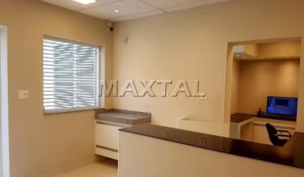 Sobrado à venda em Santana com 150m², com 6 salas, 2 vagas, e 2 banheiros.