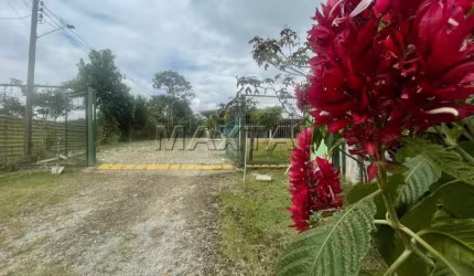 Chácara no interior em Arujá com Casa de 3 Dormitórios sendo 1 Suíte, 2 Vagas, com 130m².